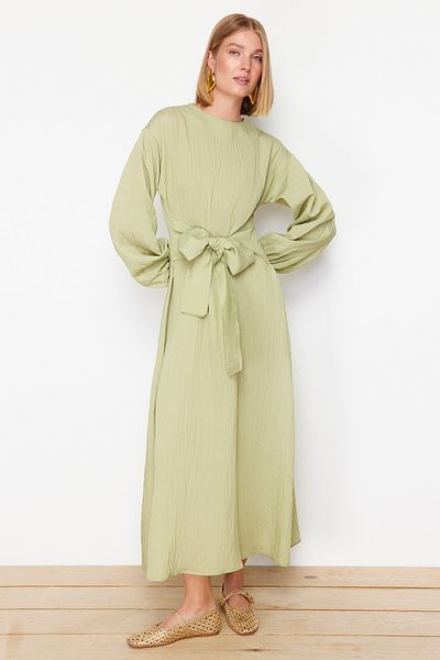 Trendyol Modest Khakifarbenes, vorne gebundenes Webkleid TCTSS24EB00131
