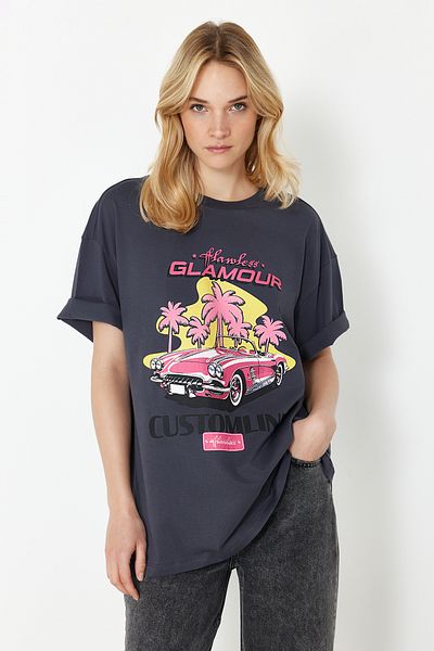 Trendyol Collection Antracitová 100% bavlna s potiskem Oversize/Wide Fit Pletené tričko s výstřihem TWOSS24TS00135