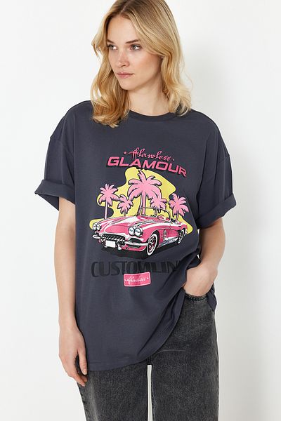 Trendyol Collection Antracitová 100% bavlna s potiskem Oversize/Wide Fit Pletené tričko s výstřihem TWOSS24TS00135