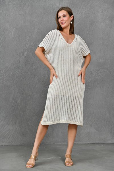 bayansepeti Πλεκτό φόρεμα μπεζ με V λαιμόκοψη Oversize - Πλαϊνό σκίσιμο, με φόδρα και μανίκι νυχτερίδα Midi 9092