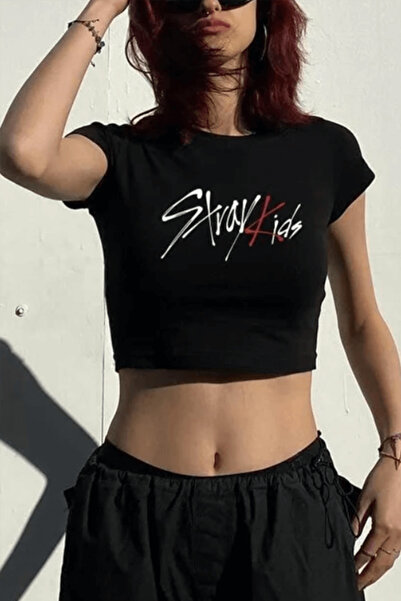 POPULUS Top scurt negru cu scris Stray Kids