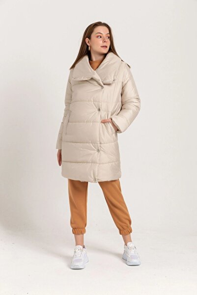 REKA MODA Dámský kabát, vyrobený z prošívané látky, volný střih, šálový límec, zapínání na patentky, dámský kabátek