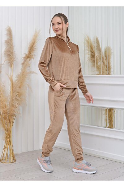 Nuseel Galléros, félcipzáras bársony öltöny, arany színű