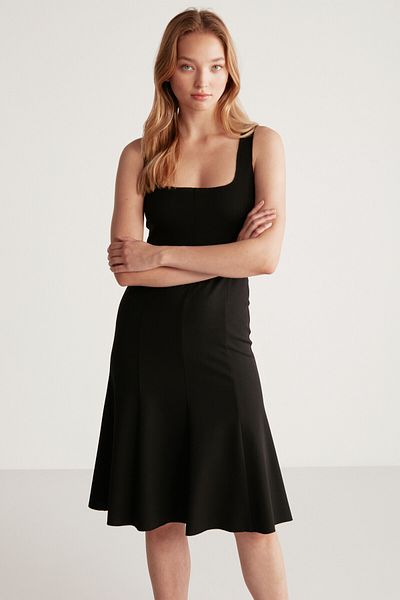 GRIMELANGE Maggie Damen-Skater-Midikleid in Schwarz mit Taillenöffnung, teilweisem Rock, quadratischem Kragen, Krepp-Strickstoff