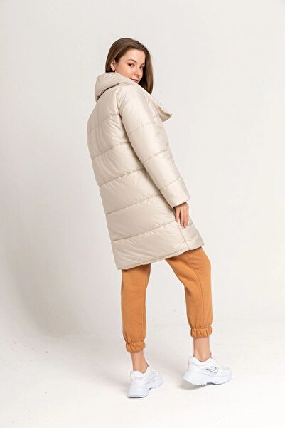 REKA MODA Dámský kabát, vyrobený z prošívané látky, volný střih, šálový límec, zapínání na patentky, dámský kabátek