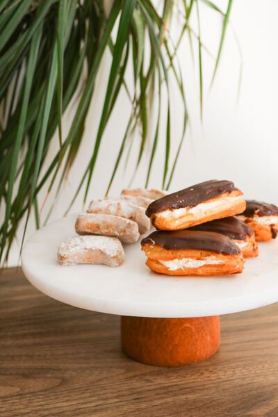 Gemboss Natural Marble 25 CM Cake Stand, Cake Stand with Wooden Legs, Marble Presentation Rack, Marble Cheese Plate