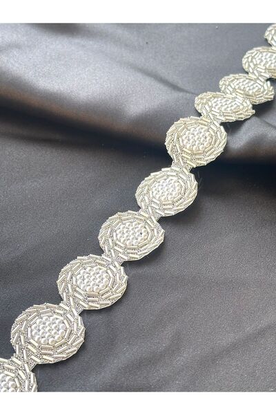 ODDA TASARIM ATÖLYESİ شريط تصميم زخرفي بتفاصيل حديد دائري وخرز فضي - لؤلؤ أبيض (1 متر)