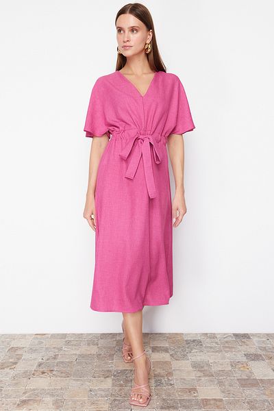 Trendyol Collection Fuchsiafarbenes A-Linien-Midikleid aus Webstoff mit V-Ausschnitt und Bindedetail TWOSS23EL01543