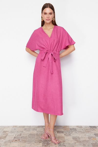 Trendyol Collection Fuchsiafarbenes A-Linien-Midikleid aus Webstoff mit V-Ausschnitt und Bindedetail TWOSS23EL01543