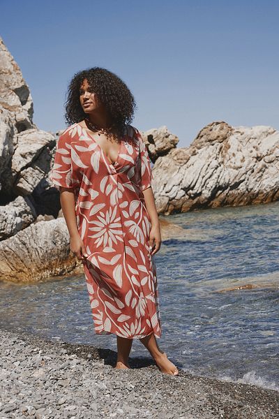 Trendyol Curve Plus Size Midi-Strandkleid mit tropischem Muster – Fledermausärmel, mehrfarbig TBBSS24AH00060