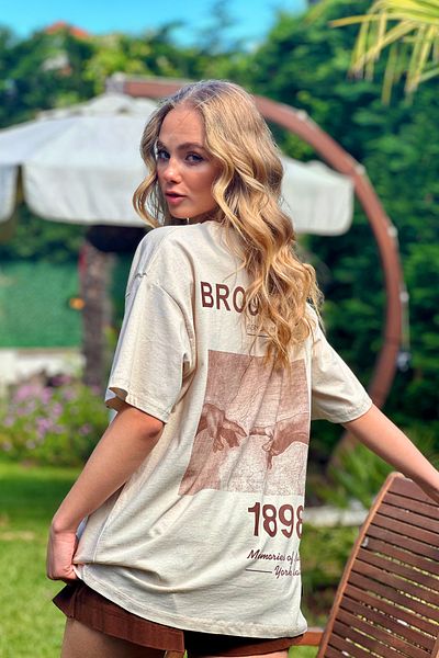 Trend Alaçatı Stili Brooklyn Printed Stone Color Oversize uniszex póló - bő nyakú ALC-X12324