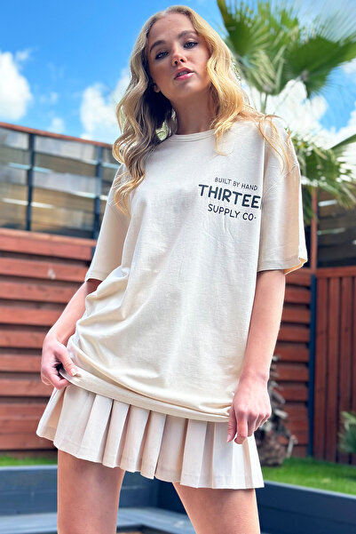 Trend Alaçatı Stili Bézs színű túlméretezett Uniseez póló - szűk nyakú, nyomott számmal ALC-X12330