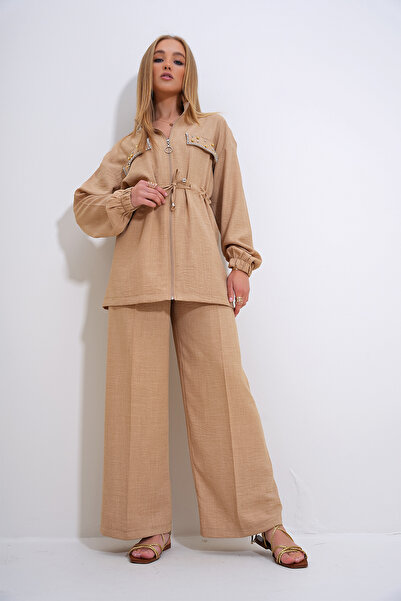 Trend Alaçatı Stili Bézs színű női dzseki és Palazzo nadrág szett - állógallér, cipzár és kővel hímzett öv ALC-X12305