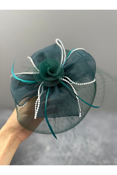 Limelia Costum de mireasă verde - șapcă cu detaliu de pene de perle și pălări...