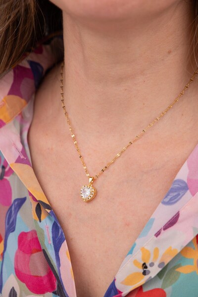 Sacha Accessories قلادة من الفولاذ الذهبي - على شكل قلب