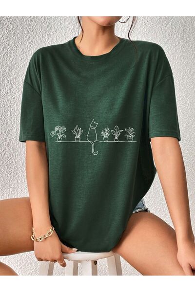 LAND MODA Oversized t-shirt with cat sitting on shelf Printed