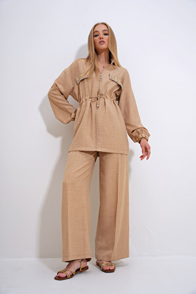 Trend Alaçatı Stili Bézs színű női dzseki és Palazzo nadrág szett - állógallér, cipzár és kővel hímzett öv ALC-X12305