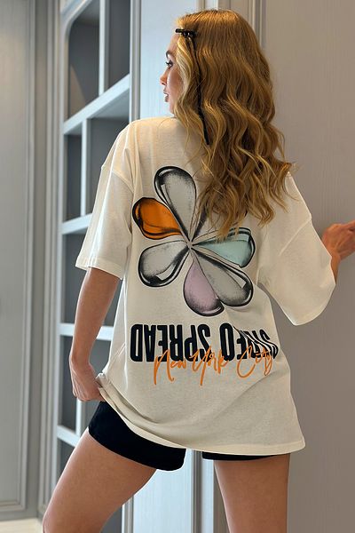 Trend Alaçatı Stili Ecrufarbenes, floral bedrucktes Oversize-T-Shirt für Damen – Rundhalsausschnitt ALC-X12314