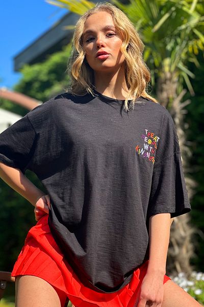 Trend Alaçatı Stili Tricou oversize unisex brodat cu emoji negru - Gât crew ALC-X12318