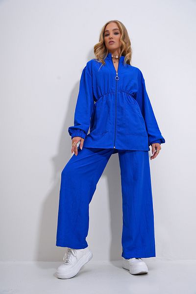 Trend Alaçatı Stili Saks Color női kabát és nadrág szett - állógallér, cipzár, dupla zseb ALC-X12300