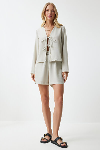 Happiness İstanbul Σετ γυναικεία μπλούζα και σορτς σε μπεζ λινό χρώμα - Ayrobin Φιόγκος Λεπτομέρεια UL00023