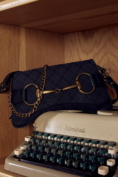 Manuka Schwarze BLANCA Tasche - Schnallendetails