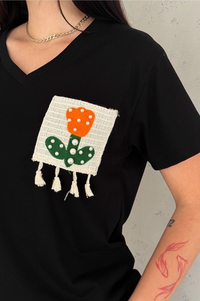 FEMELLE Μαύρο γυναικείο βαμβακερό μπλουζάκι με φούντα V και χάντρες