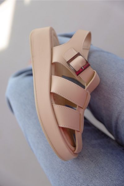 selinshoes صندل نسائي إكرو - تصميم زهور بنعل سميك وإبزيم