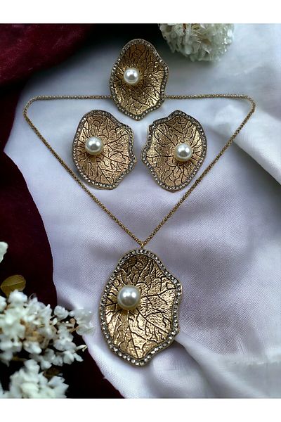 FAYRA ACCESSORIES Pearl Detailed Mussel Set