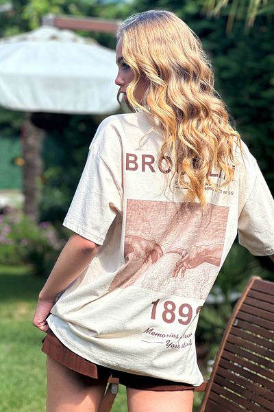 Trend Alaçatı Stili Brooklyn Printed Stone Color Oversize uniszex póló - bő nyakú ALC-X12324