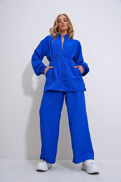 Trend Alaçatı Stili Saks Color női kabát és nadrág szett - állógallér, cipzár, dupla zseb ALC-X12300