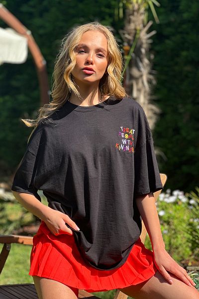 Trend Alaçatı Stili Tricou oversize unisex brodat cu emoji negru - Gât crew ALC-X12318