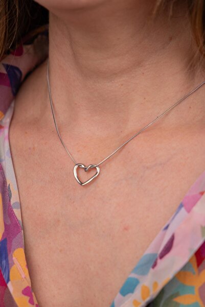 Sacha Accessories قلادة على شكل قلب من الفولاذ الفضي على شكل ثعبان