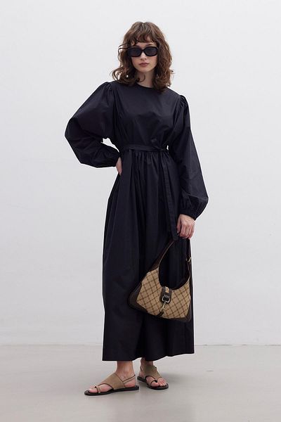 Manuka Schwarzes, gerafftes Kleid aus hochwertiger Popeline