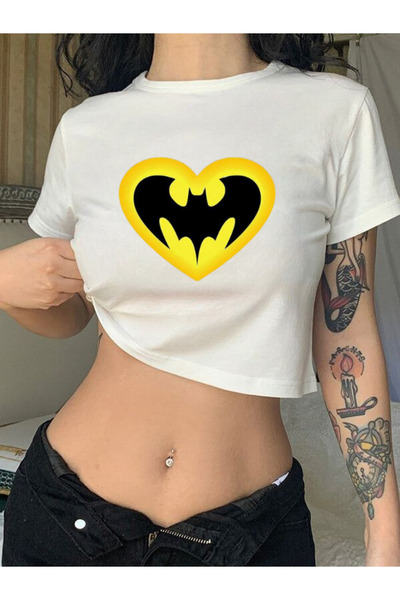 Violon تي شيرت نسائي أبيض مطبوع عليه شعار باتمان على شكل قلب