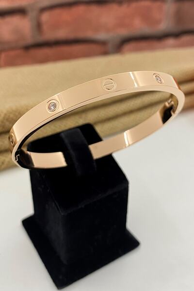 Esra Pamir سوار سميك بلون وردي مع أصفاد من الفولاذ