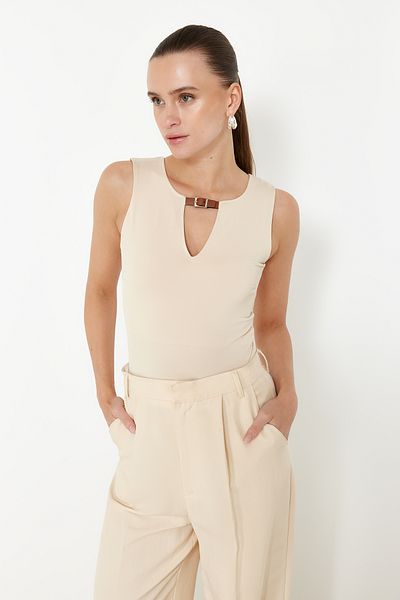 Trendyol Collection Steinfarbener, taillierter/körperbetonter Strickbody mit Gürteldetail, flexiblem Druckknopfverschluss TWOSS24BD00080