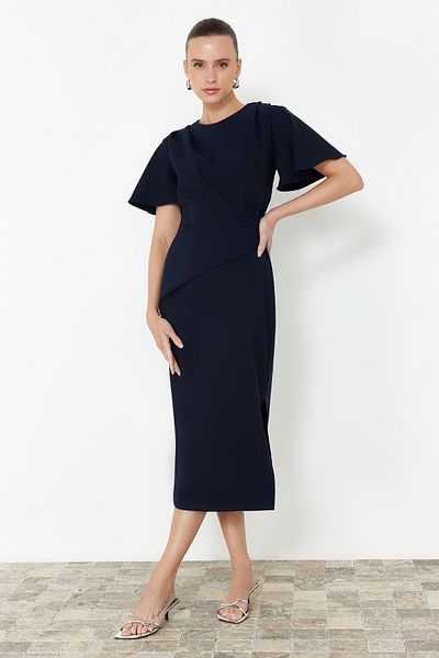 Trendyol Collection Marineblaues, gerade geschnittenes, gerafftes Midikleid aus Webstoff TWOSS24EL00713