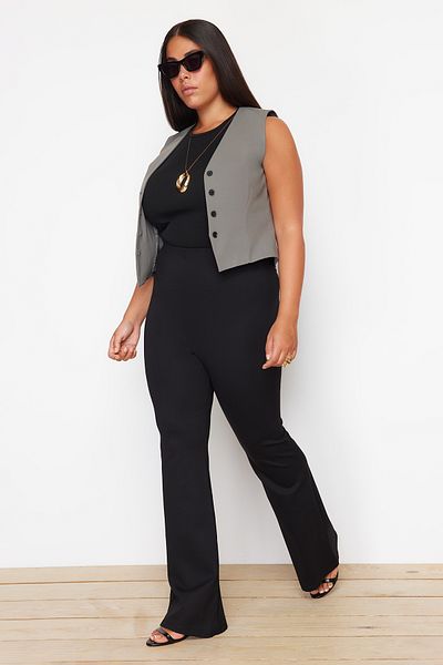 Trendyol Curve Schlankmachende Flare-Hose mit hoher Taille – Schwarz, Übergröße, Spanisch, gestrickt TBBSS24AR00033