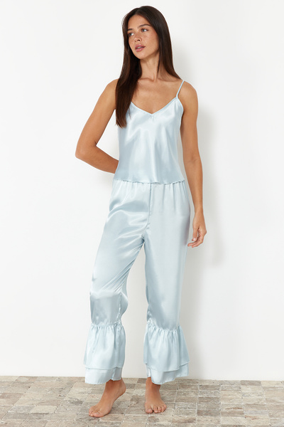 Trendyol Collection světle modrá saténová pyžamová sada - CApri s detailem setrvačníku a popruhem na lano THMSS24PT00014