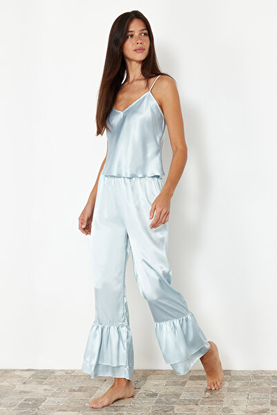 Trendyol Collection světle modrá saténová pyžamová sada - CApri s detailem setrvačníku a popruhem na lano THMSS24PT00014