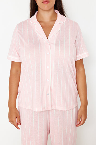 Trendyol Curve Σετ πιτζάμες με ροζ ριγέ λεπτομέρεια με λουράκια ύπνου και πλεκτό γιακά πουκάμισου TBBSS24AI00116