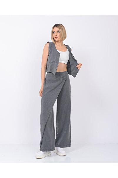 Nuseel بنطلون وسترة باللون الرمادي - تفاصيل أزرار أمامية