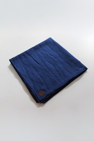 QUM İPEK وشاح من الخيزران باللون الأزرق الداكن