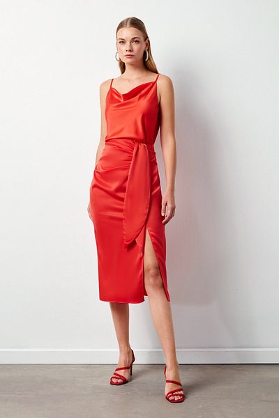 Sateen Fusta din satin legată de culoare coral