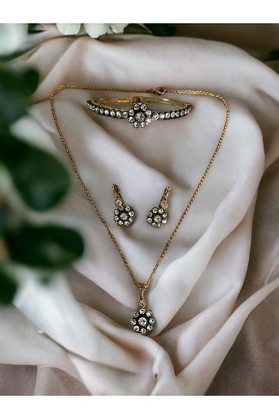 FAYRA ACCESSORIES مجموعة نمط زهرة الأقحوان من حجر الزركون