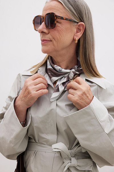Manuka HALSSCHAL AUS SATIN MIT ANTIKEM GEMUSTER