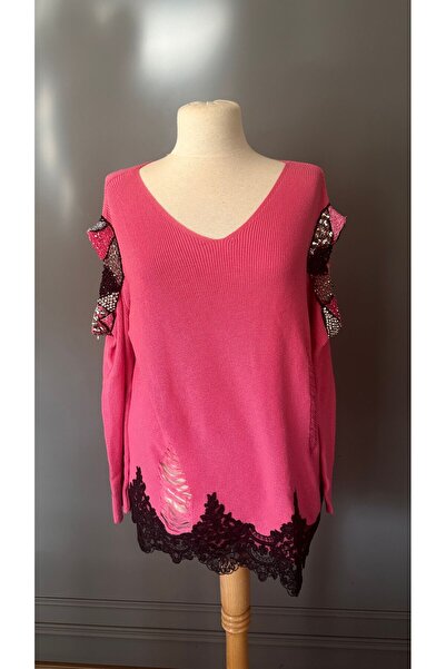 Kübra Tekin Pembe İşlemeli Kazak