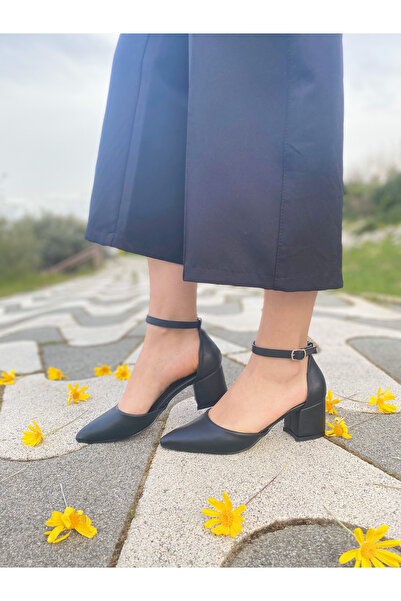 leonetta Kadın Siyah Renk Sivri Burun Bilekten Bağlamalı Topuklu Ayakkabı