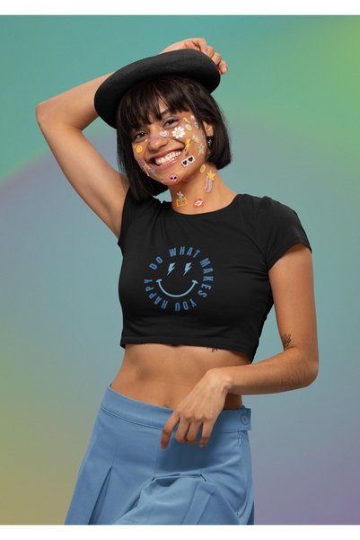 Fuddy Moda بلوزة قصيرة مطبوع عليها "Do What Makes You Happy" باللون الأزرق، بلوزة نسائية قصيرة مطبوع عليها وجه سعيد